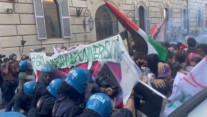 Roma, corteo contro governo Meloni: scontri tra manifestanti e polizia