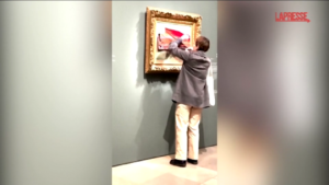 Parigi, attivista ambientalista attacca cartello su quadro Monet: arrestata