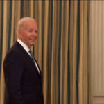 Usa, giornalista chiede a Biden: “Trump prigioniero politico?”: lui si gira, sorride e se ne va