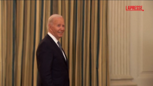 Usa, giornalista chiede a Biden: “Trump prigioniero politico?”: lui si gira, sorride e se ne va