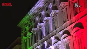 2 giugno, la facciata di Palazzo Madama illuminata con il tricolore