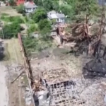 Ucraina, case distrutte e bruciate dopo un attacco aereo russo: il video girato da un drone