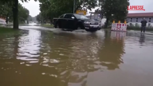 Alluvione in Germania, strade e case allagate in una cittadina della Baviera