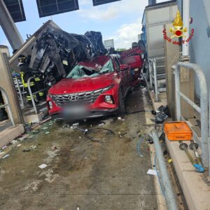 Incidente al casello autostradale di Rosignano, 3 morti