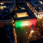 2 giugno, facciata di Palazzo Chigi illuminata con il tricolore