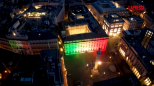 2 giugno, facciata di Palazzo Chigi illuminata con il tricolore