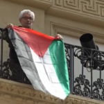 Milano, bandiera palestinese sventola nella Galleria Vittorio Emanuele