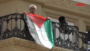 Milano, bandiera palestinese sventola nella Galleria Vittorio Emanuele