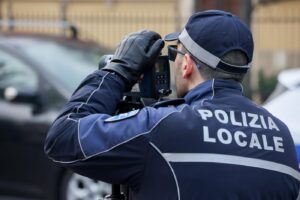 Bologna città 30 - Limiti di velocità da 50 a 30 km/h: i controlli della polizia locale con telelaser