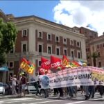Roma, manutentori ferroviari con elmetto in protesta davanti al Ministero dei Trasporti
