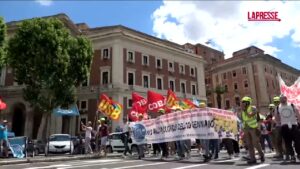 Roma, manutentori ferroviari con elmetto in protesta davanti al Ministero dei Trasporti