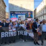 Milano, in piazza San Fedele la manifestazione di solidarietà per gli ostaggi israeliani