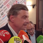 Mattarella, Calenda: “Salvini neanche degno di allacciargli la scarpa sinistra”