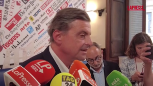 Mattarella, Calenda: “Salvini neanche degno di allacciargli la scarpa sinistra”