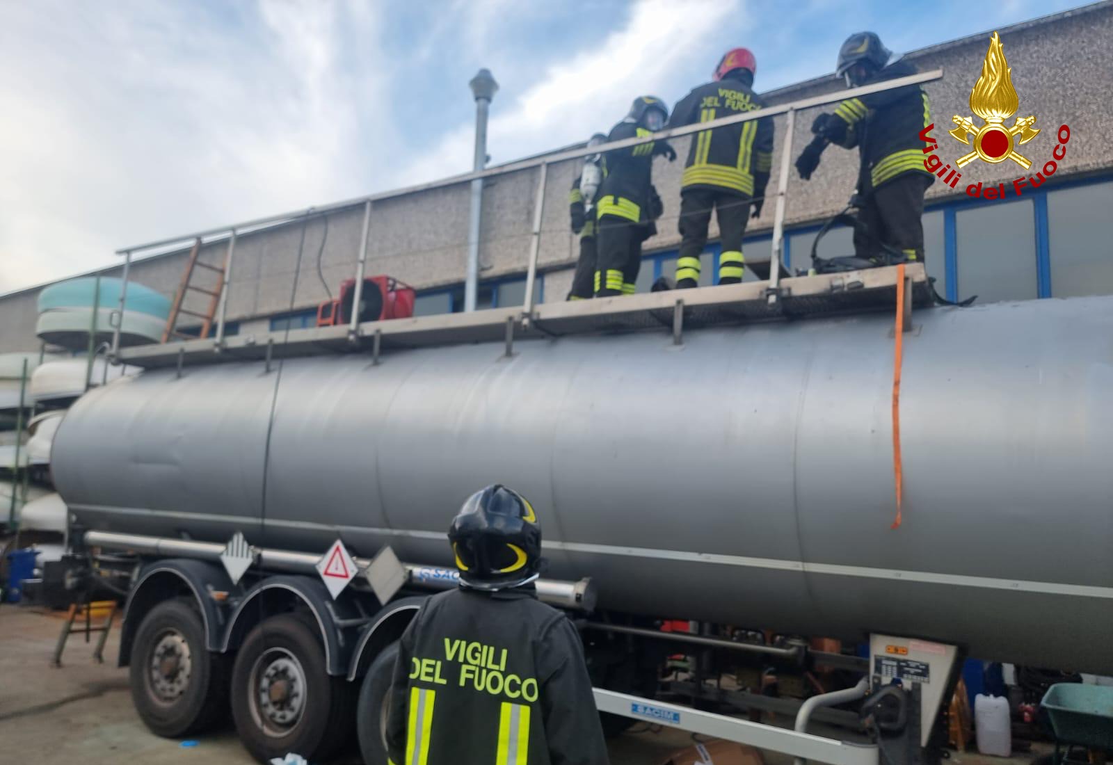Padova, quattro operai intossicati dentro cisterna camion