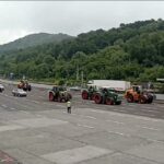 Francia, agricoltori in protesta contro Ue: trattori bloccano autostrada