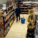 Milano, ladri di bottiglie costose nei supermercati: scoperti dalle telecamere