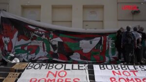 Barcellona, manifestanti pro Palestina protestano con le bolle di sapone