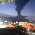 Indonesia, il Monte Ibu erutta ancora