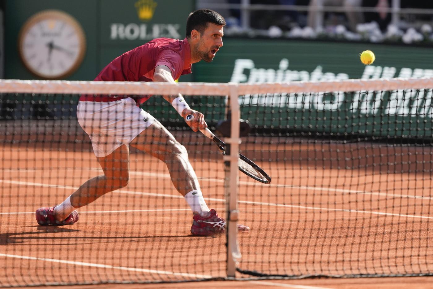 Roland Garros, Djokovic in dubbio per i quarti: attesa per esito risonanza magnetica Roland Garros, Djokovic in dubbio per i quarti: attesa per esito risonanza magnetica