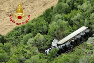 Sardegna, camion precipita da ponte: morto autista