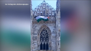 Milano, bandiera palestinese affissa sul Duomo