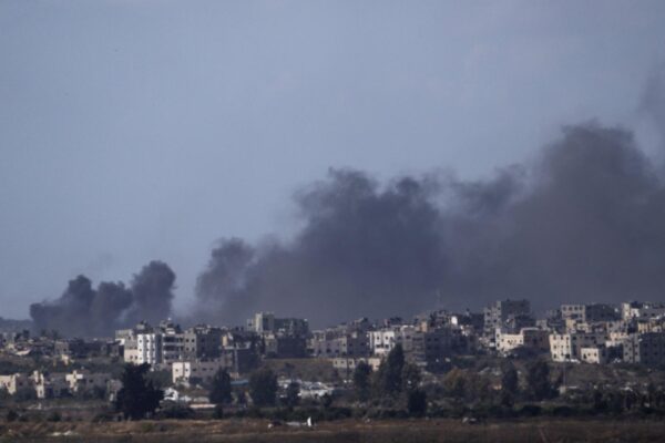 Carro armati israeliani vicino al confine tra Israele e Gaza