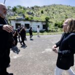 Migranti, Meloni in Albania: “Centri operativi da agosto, risparmieremo”. Poi lo scontro con Magi