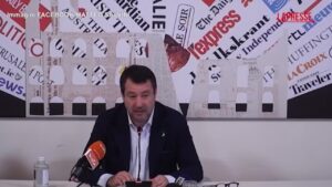 Cannabis, Salvini a contestatrice: “Fai l’amore, non farti le canne”