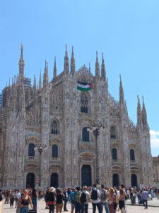 Milano, esposta bandiera Palestina sulla facciata del Duomo
