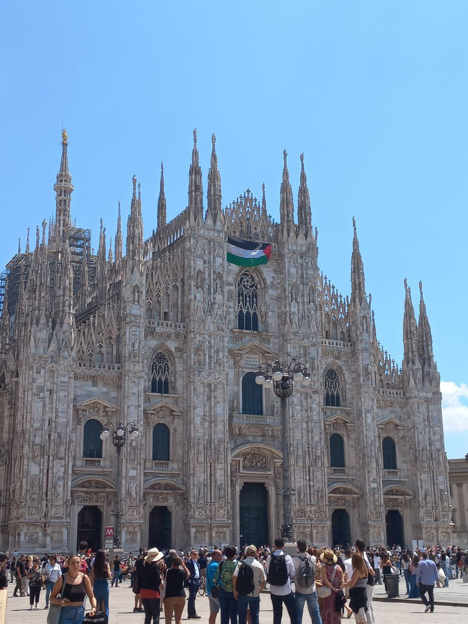 Milano, esposta bandiera Palestina sulla facciata del Duomo