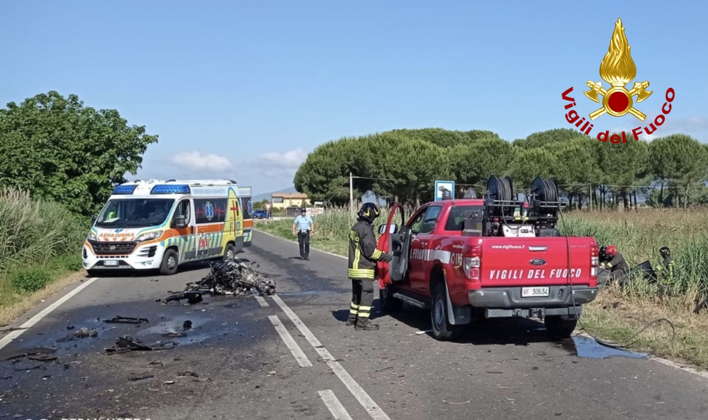 Grosseto, scontro tra due auto e una moto: due vittime