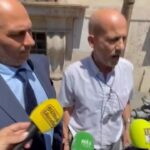 Roma, la protesta di Apuzzo (Avs): si incatena davanti palazzo Chigi contro “politiche a favore della caccia”