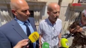 Roma, la protesta di Apuzzo (Avs): si incatena davanti palazzo Chigi contro “politiche a favore della caccia”