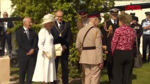 D-Day, l’arrivo di re Carlo e Camilla in Normandia per l’anniversario dello sbarco