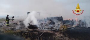 Cagliari, due esplosioni poi l’incendio: distrutto un chiosco al Poetto di Quartu