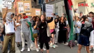 Milano, teatro Parenti blindato per evento Israele. Pro-palestinesi: “Boicottiamolo”
