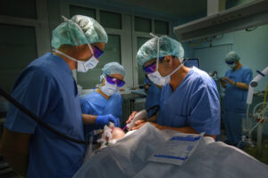 Cheratopigmentazione, l’intervento per cambiare il colore agli occhi: cos’è e cosa si rischia