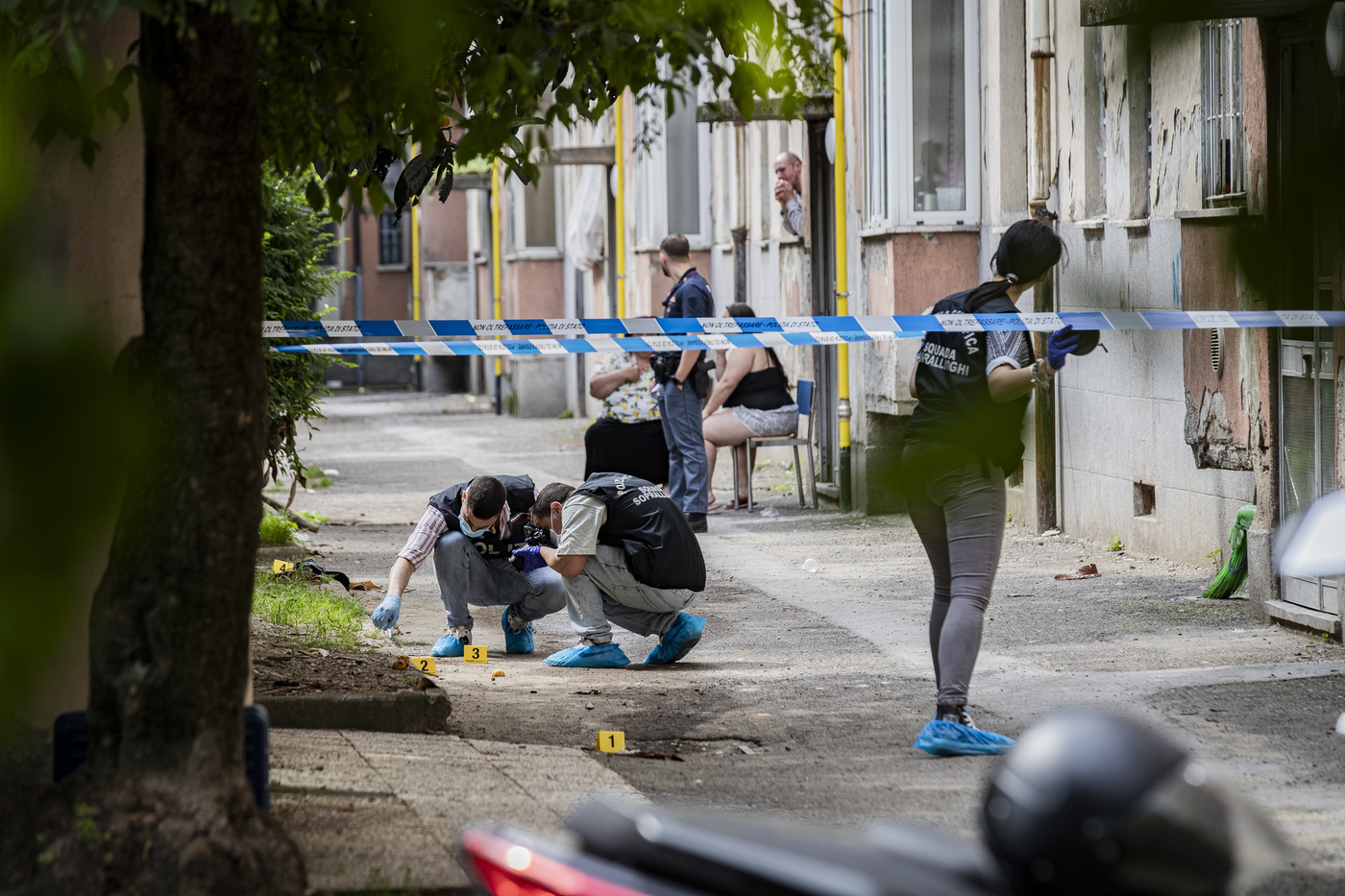 Milano, 32enne ferito a colpi di pistola a una gamba: indagini in corso Milano, 32enne ferito a colpi di pistola a una gamba: indagini in corso