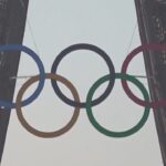 Parigi 2024, gli anelli olimpici montati sulla Torre Eiffel