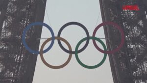 Parigi 2024, gli anelli olimpici montati sulla Torre Eiffel