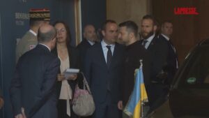 Ucraina, Zelensky accolto a Parigi