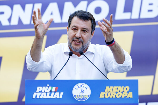 Salvini, tutti gli attacchi a Macron: da “bombarolo guerrafondaio” a “pericoloso e instabile”