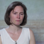 Amanda Knox in lacrime a Sky Tg24: “Non so chi ha ucciso Meredith, da 17 anni io accusata ingiustamente”
