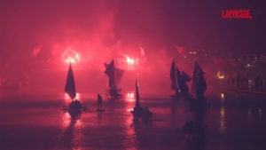 Scudetto Inter, continua la festa dei tifosi: in barca sul Naviglio Grande fino alla Darsena