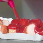 Euro 2024, in Germania tutti pazzi per il currywurst, la salsiccia al curry che conquista i tifosi