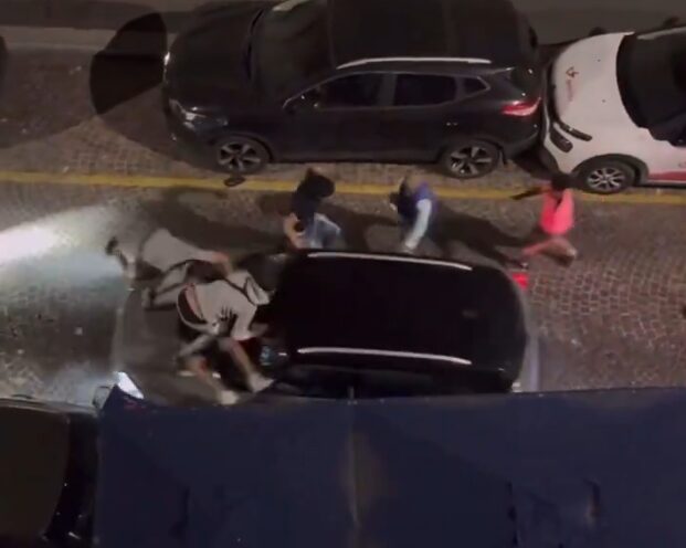 Milano, litiga con dei ragazzi e li travolge con l’auto: la scena ripresa da una residente