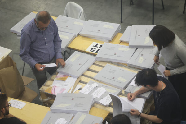 Elezioni, seggi degli elettori residenti all’estero in padiglione 14 della fiera di Bologna