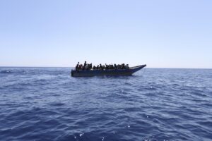 Immigrati al largo della Libia soccorsi dalla Geo Barents