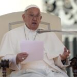 Papa: “Costruiamo ponti non muri, così società sarà più giusta”